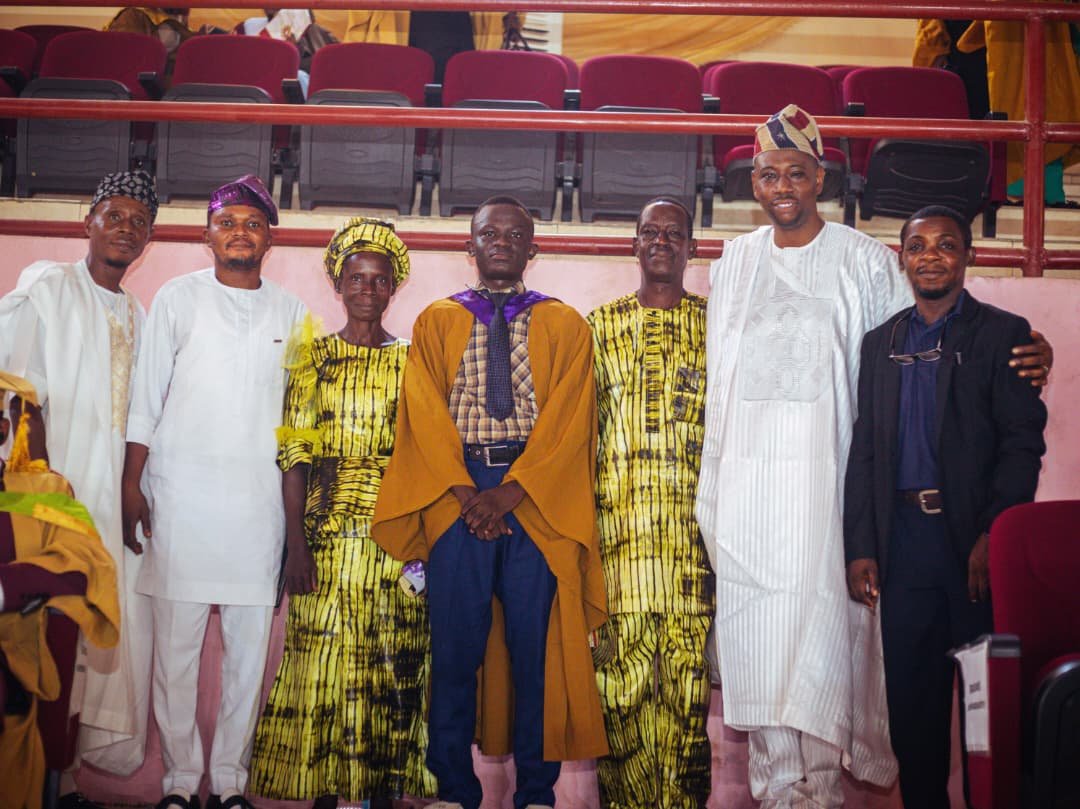 L-R: Revd. Dr. Jemiriye Oluwafemi (Member, LAUTECH EEE Class 05 Alumni Association), Engr. Adeyemo Victor (Ogbomoso Zonal Coordinator), Mrs. Oladepo (Caleb’s Mother), Oladepo Caleb Olugbenga (LAUTECH Overall Best Graduating Student), Mr. Oladepo (Caleb’s Father), Dr. Rabiu Oluwatosin (Executive Chairman), Engr. Adeagbo Monsur (Member, LAUTECH EEE Class 05 Alumni Association)